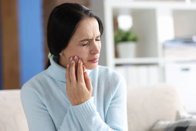 Skuteczne sposoby na bolące dziąsła – ulga i profesjonalna pomoc Skuteczne sposoby na bolące dziąsła – ulga i profesjonalna pomoc