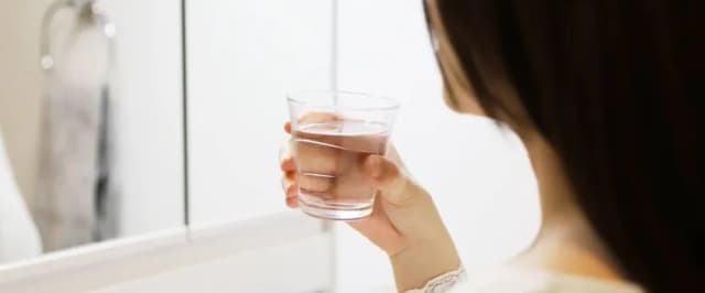 Jak płukać jamę ustną wodą utlenioną, aby uniknąć podrażnień? Jak płukać jamę ustną wodą utlenioną, aby uniknąć podrażnień?