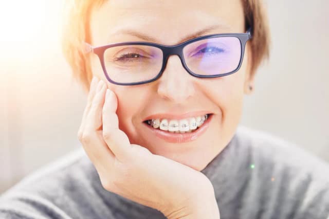 Jak długo bolą zęby po założeniu aparatu? Poznaj prawdę o bólu Jak długo bolą zęby po założeniu aparatu? Poznaj prawdę o bólu