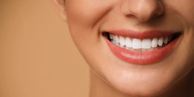 Co wzmacnia zęby i dziąsła? Oto skuteczne produkty i porady Co wzmacnia zęby i dziąsła? Oto skuteczne produkty i porady
